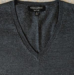 Banana Republic merino wool V- neck sweater size L.